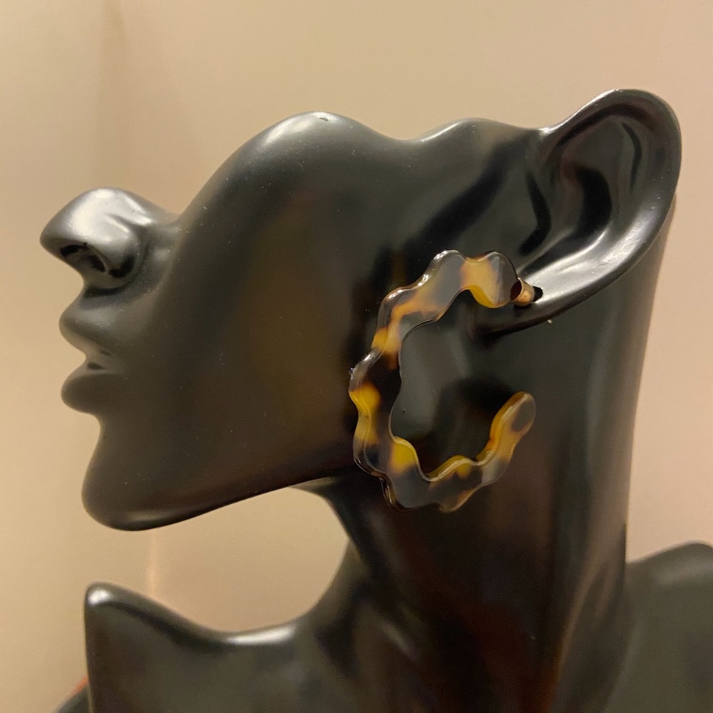 Tortoiseshell resin hoop earrings